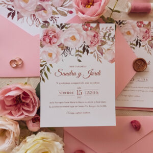 Blooming Roses: Invitaciones florales para bodas de ensueño