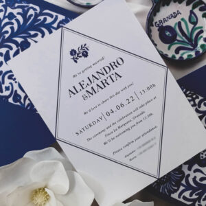 Invitación de boda Fajalauza con sobre azul y sello de lacre.