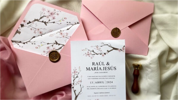 Primer plano del diseño floral japonés de la invitación de boda modelo sakura.