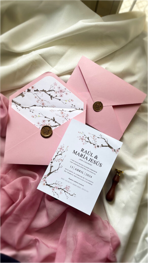 Composición del set de papelería de boda sakura, incluyendo invitación y sobre forrado con sello de lacre.