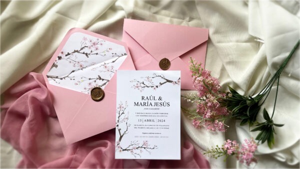 Composición del set de papelería de boda sakura, incluyendo invitación y sobre forrado con sello de lacre.