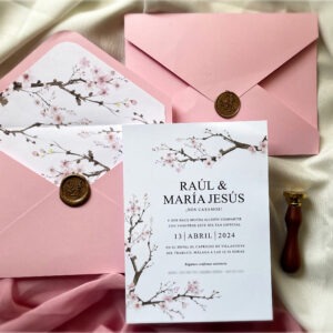 Composición del set de papelería de boda Sakura, incluyendo invitación y sobre forrado con sello de lacre.