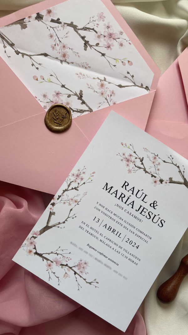 Primer plano del diseño floral japonés de la invitación de boda modelo sakura.