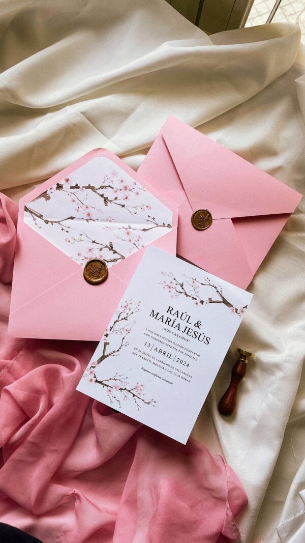 Composición del set de papelería de boda sakura, incluyendo invitación y sobre forrado con sello de lacre.